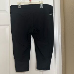 Danskin — athletic capri leggings